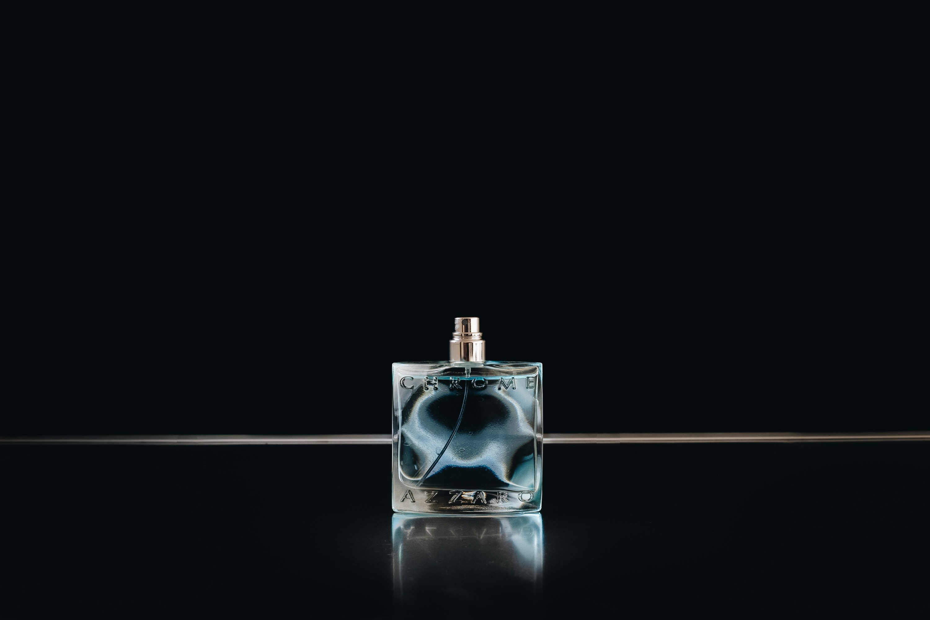 Elegante colección de perfumes de lujo Alchimie Parfums en ambiente sofisticado